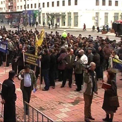 200 de angajaţi de la combinatul chimic Amurco Bacău au pichetat Prefectura