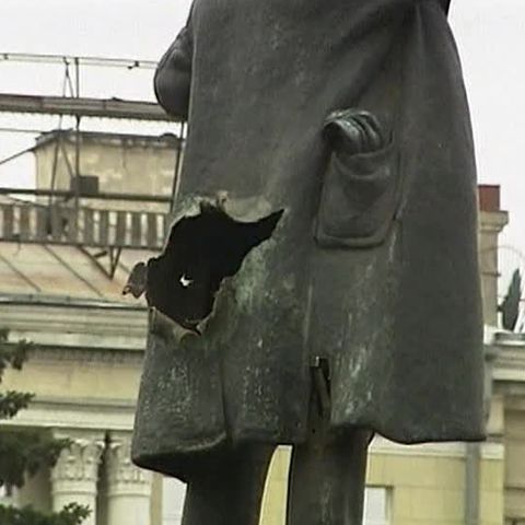 Partea din spate a statuii lui Lenin din St. Petersburg, distrusă de o bombă 