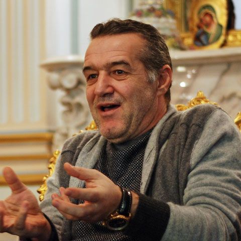 Poliţiştii au descins la locuinţa din Pipera a lui Gigi Becali