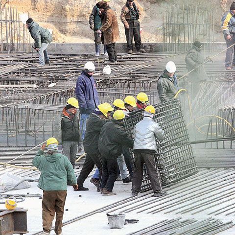 Constructorii români au primit de la Executiv doar 65% din datoriile aferente anului 2008