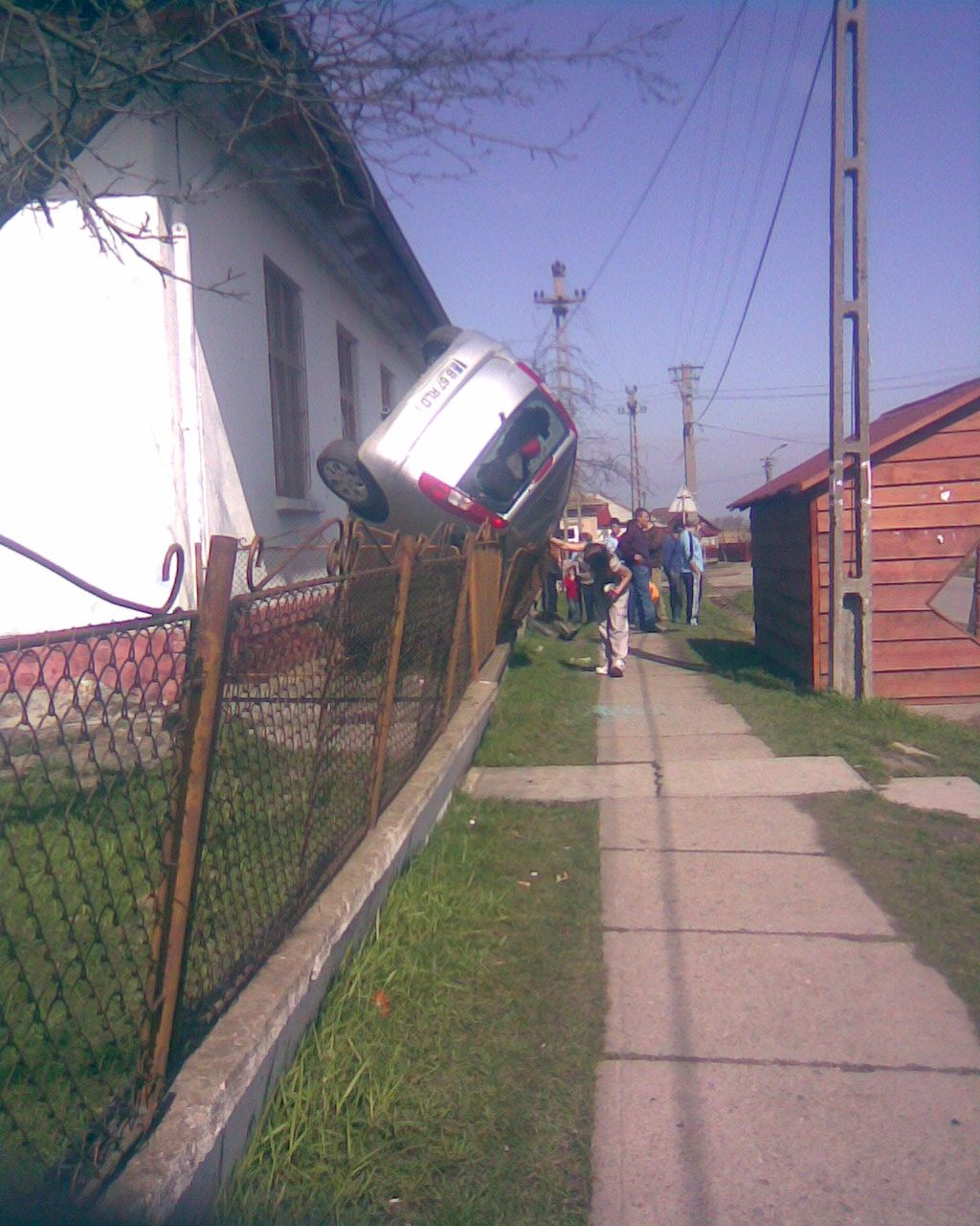 Accident în Satu Mare, o maşină a ajuns în curtea unui om