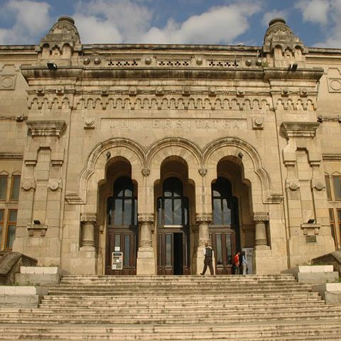 Primăria Galaţi şi Universitatea au oferit studenţilor moldoveni microbuze ca să voteze în Capitală