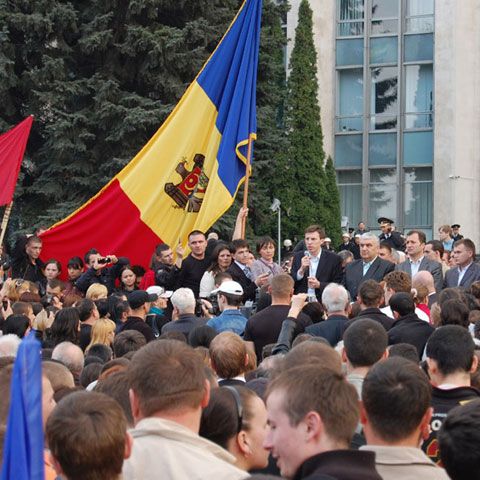 Dezbatere REALITATEA.NET: Cum ar trebui să reacţioneze România la manifestaţiile din Republica Moldova?