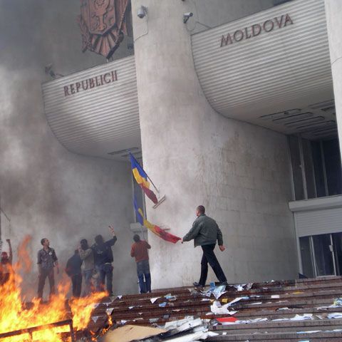 Republic of Moldova shuts down border crossing points with Romania after street riots yesterday