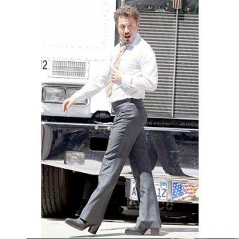 Robert Downey Jr. umblă pe tocuri