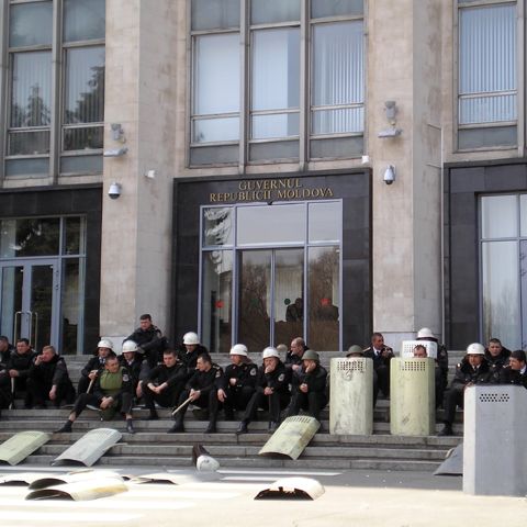 Circa 800 de persoane "înarmate" cu flori s-au strâns în faţa sediului Guvernului din Chişinău