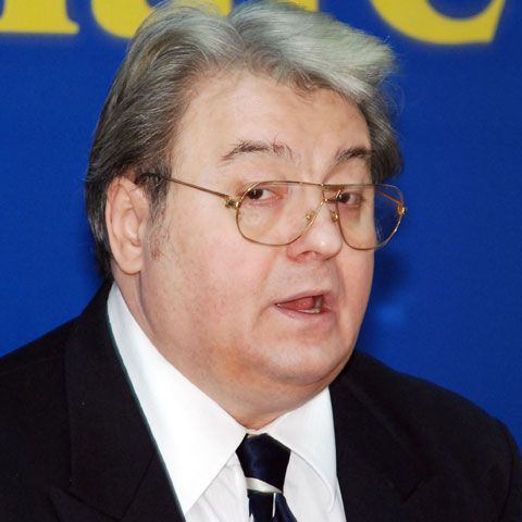 Vadim Tudor vrea ca Becali să fie liber până la campania electorală şi ar vrea să îi ducă în arest cărţi şi almanahuri