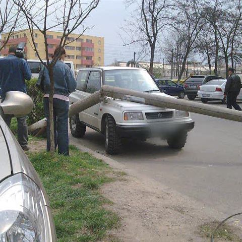 Un stâlp de înaltă tensiune s-a prăbuşit vineri peste o maşină, în Bacău