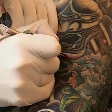 Românii, mai interesaţi de tatuaje şi de piercinguri pe timpul crizei