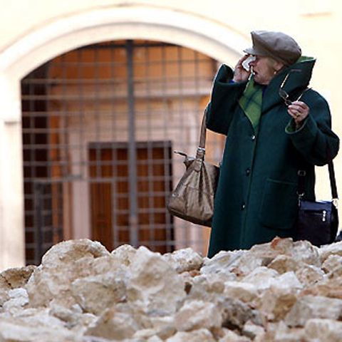 Românii arestaţi pentru jefuirea unei case părăsite din cauza seismului din Italia au fost achitaţi