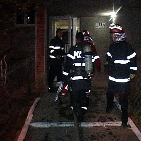 Un incendiu a distrus în totalitate un apartament şi a afectat alte patru 