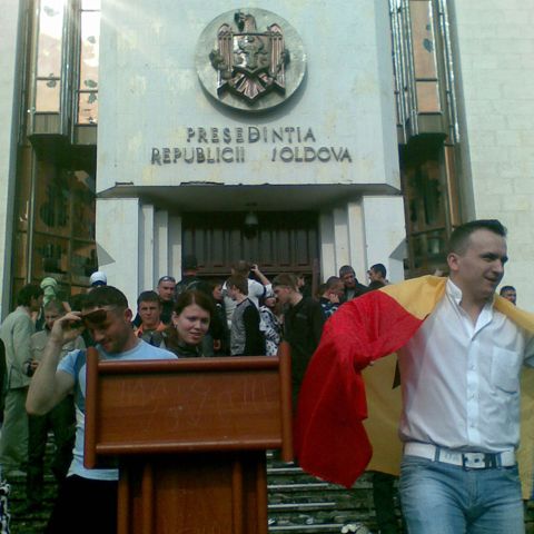 Unele dintre tinerele reţinute de poliţie în Republica Moldova au fost abuzate sexual, potrivit presei locale