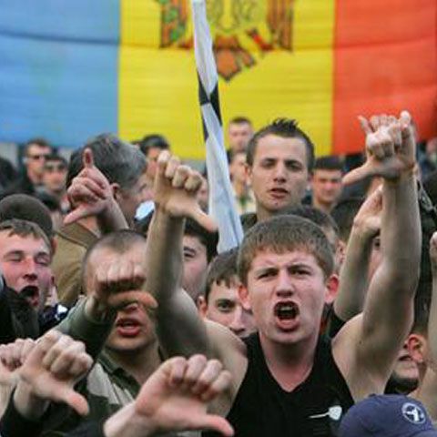 Asociaţiile studenţilor basarabeni din România cer invalidarea rezultatului alegerilor din Republica Moldova