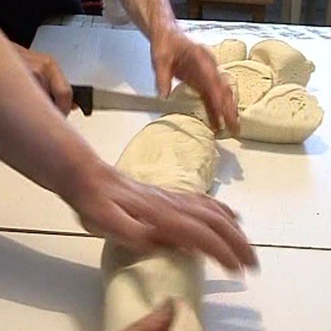 Oamenii din Straja se pregătesc pentru Paşte şi-şi curăţă casele 