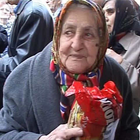 Peste 100 de pensionari din sectorul 5 au primit gratuit cozonaci de la Casa de Ajutor