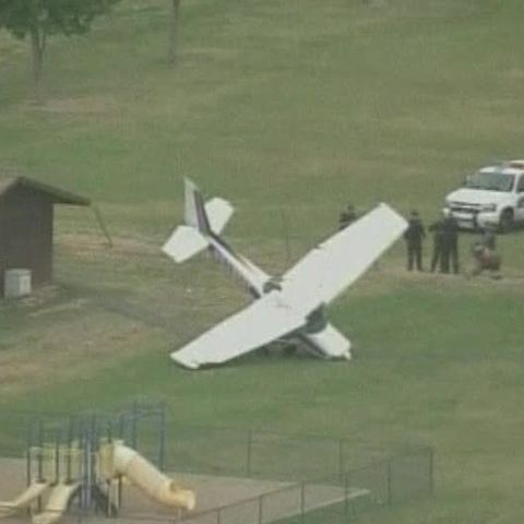 Un avion a aterizat forţat pe terenul de joacă al unei şcoli 