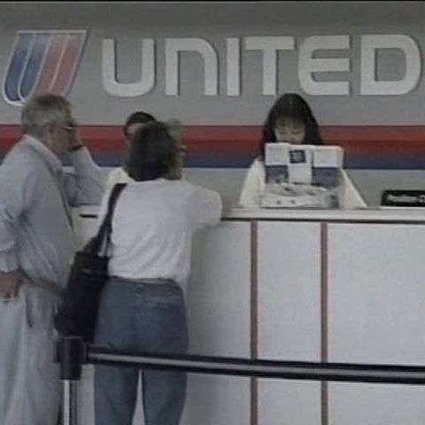Pasagerii supraponderali ai United Airlines plătesc dublu biletul de avion