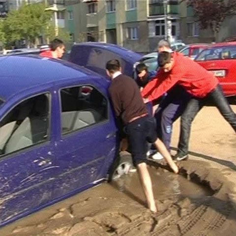Maşina unui deputat PSD s-a prăbuşit într-o groapă, cu tot cu asfalt şi şofer