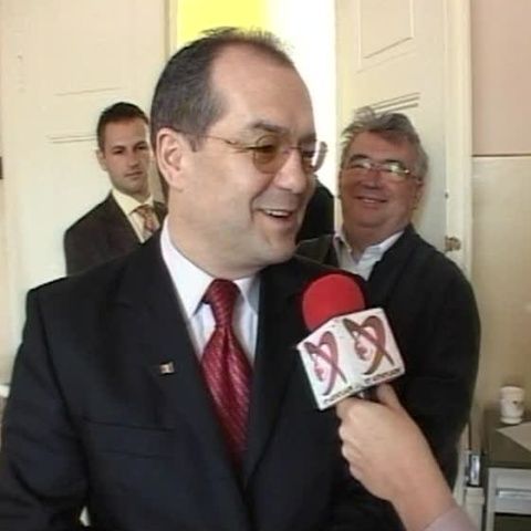 Premierul Emil Boc a împărţit cadouri bătrânilor dintr-un centru de îngrijire