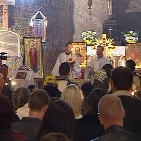 Sute de oameni au asistat la slujba de înviere de la Cacica. VEZI VIDEO