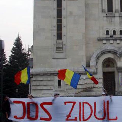 Tinere arestate la Chişinău, puse să facă flotări şi genuflexiuni dezbrăcate, în faţa poliţiştilor