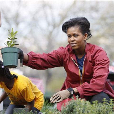 Barack Obama s-a apucat de plantat copaci - GALERIE FOTO