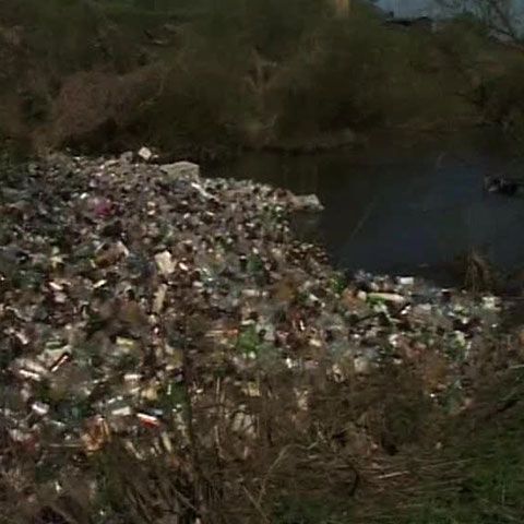 200 de metri cubi de peturi au blocat cursul Oltului, la ieşirea din Miercurea Ciuc