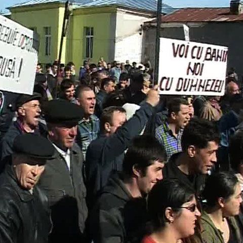 Localnicii din Măgureni au protestat în faţa Primăriei, din cauza unei cariere de piatră