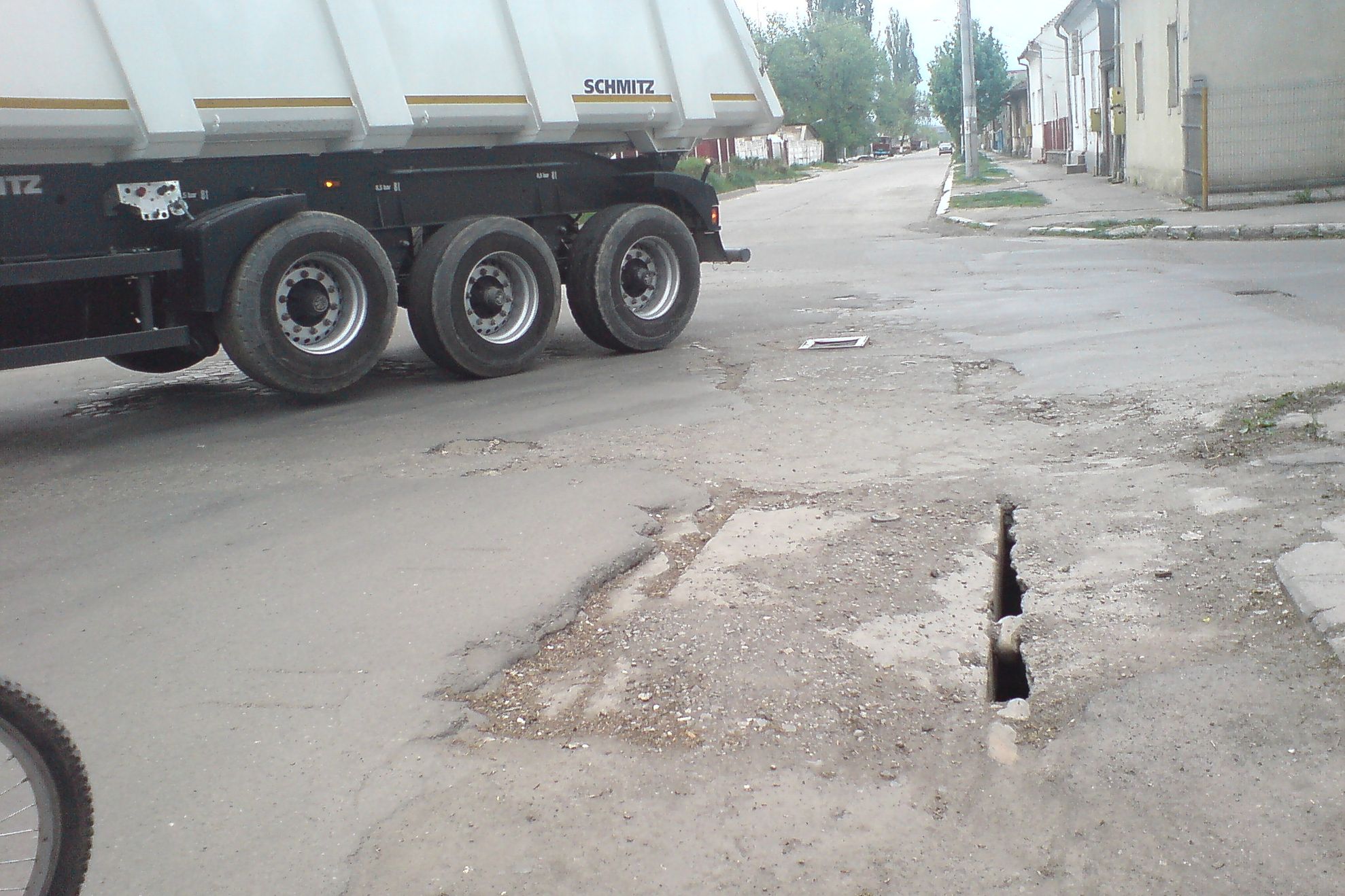 Şoferii îşi distrug maşinile în şosele pline de găuri
