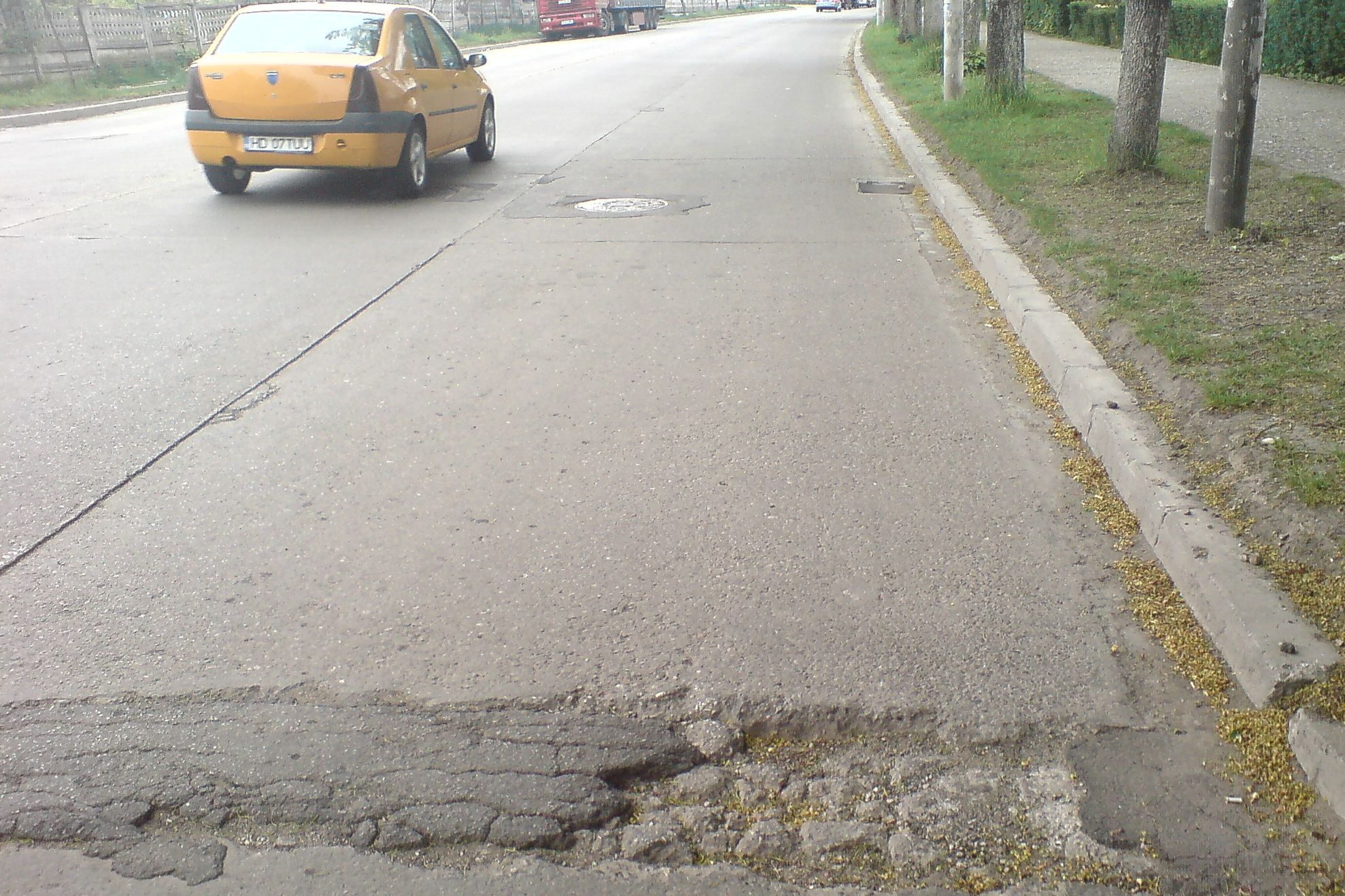Drum plin de gropi între Hunedoara şi Deva