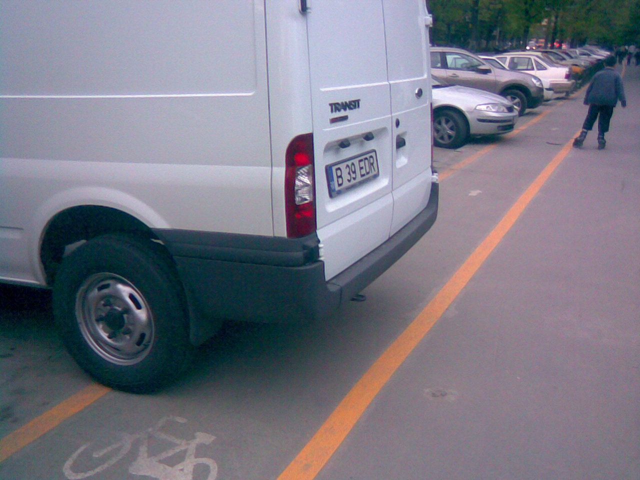 Pistele de biciclete, blocate de autoturisme sau de panouri publicitare