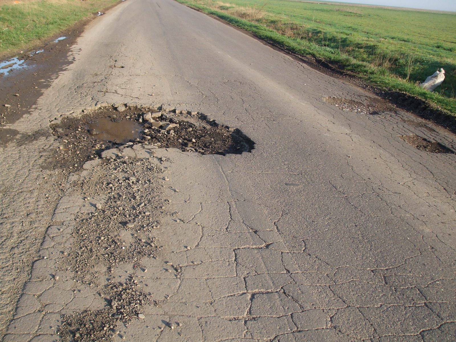 Gropi imense pe DN 211 din judeţul Brăila