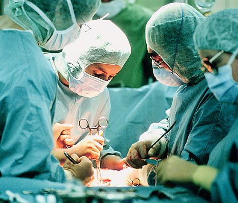 Medicii germani au înlăturat o tumoare de 18 kg de pe piciorul unei femei
