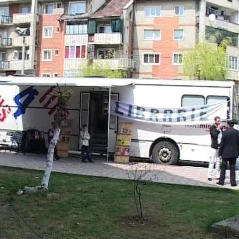Autobuzul în care s-a amenajat o librărie va trece prin 47 de oraşe 