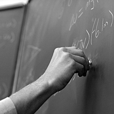 Elevii claselor a VII-a şi a VIII-a încep, miercuri, tezele cu subiect unic