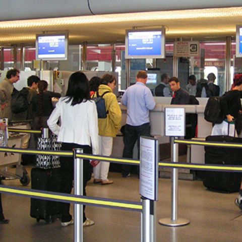 Zeci de români sunt blocaţi pe aeroportul din Treviso, Italia