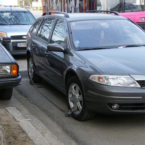 Şoferii se apără de hoţi cu lanţuri