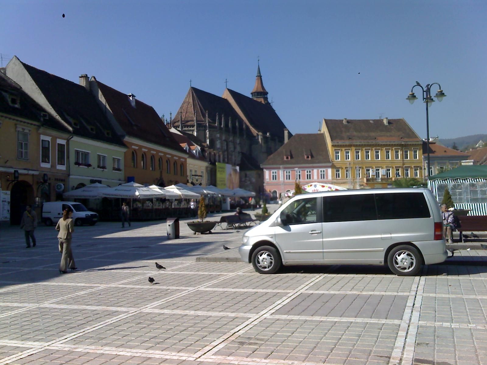 Piaţa Sfatului din Braşov este traversată de autoturisme 