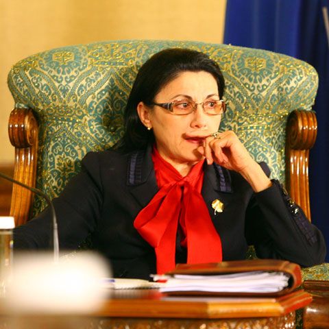 Ecaterina Andronescu spune că nu se fac reduceri de salarii în învăţământ şi nici concedieri