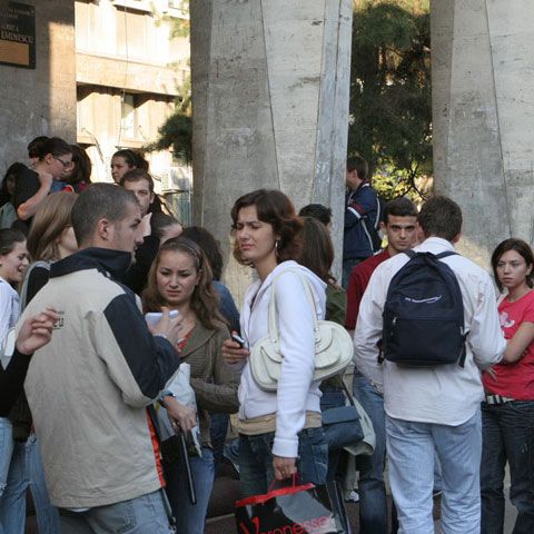 Studenţii fără posibilităţi ar putea primi împrumuturi garantate de stat 