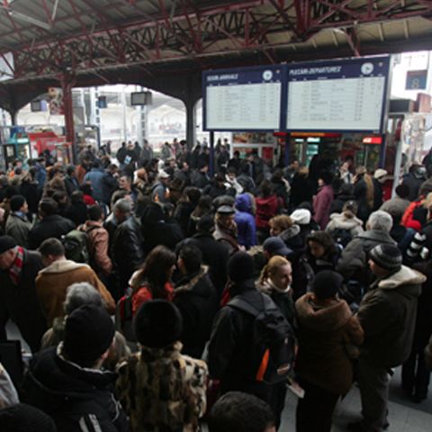În Gara de Nord a fost aglomerat joi noapte, când tinerii au plecat la mare