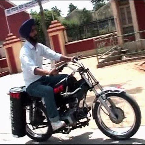 Studenţii indieni au inventat motocicleta care merge cu aer