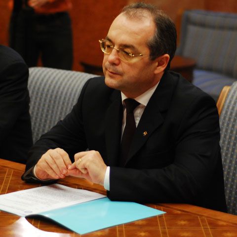 Boc: Executivul caută soluţii pentru solicitările profesorilor "în limite bugetare"