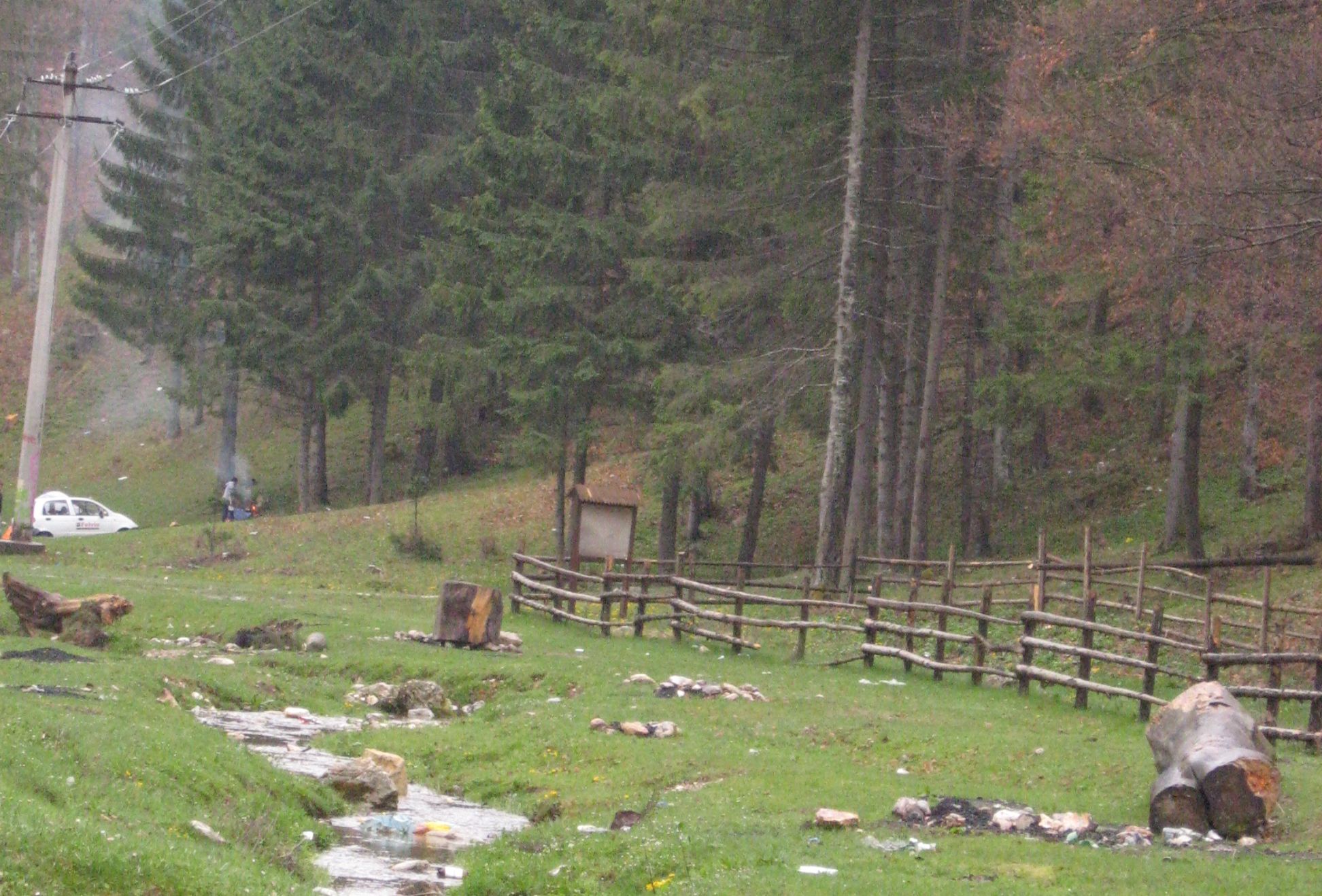 Ce lasă în urmă turiştii - rezervaţia  Piatra Craiului 
