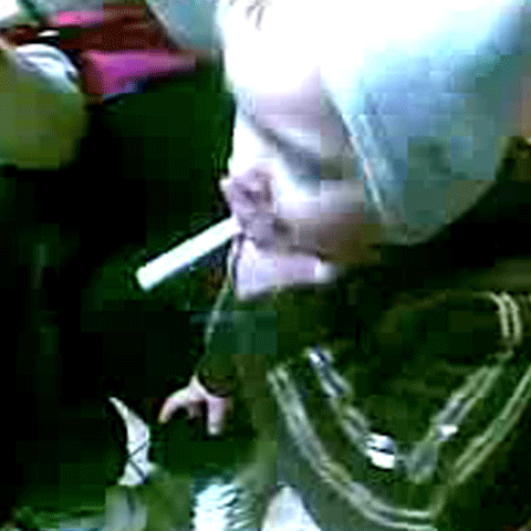 O fetiţă de doar trei ani din Bucureşti fumează, încurajată de familie
