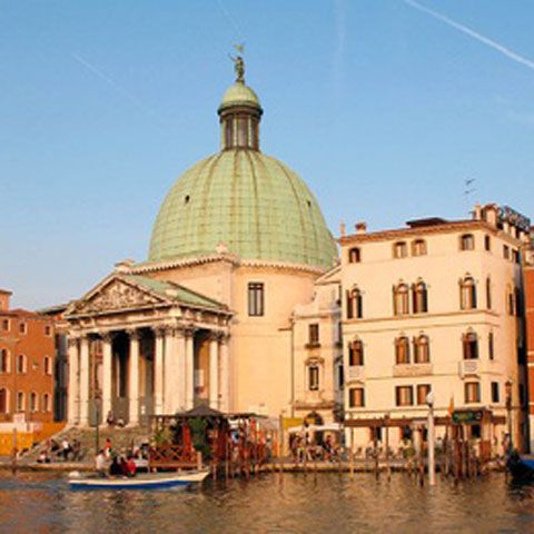 Un episcop italian a protestat împotriva amplasării unei reclame pe o biserică