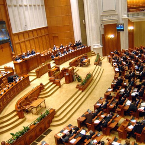 Parlamentul va dezbate, miercurea viitoare, moţiunea de cenzură PNL-UDMR