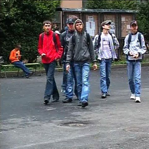 Sute de elevi din ţară au pierdut bursele sociale, întrucât Guvernul a redus plafonul de venit brut pe membru de familie
