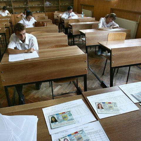 Elevii din clasele a VII-a şi a VIII-a au susţinut joi teza cu subiect unic la Limba şi literatura română