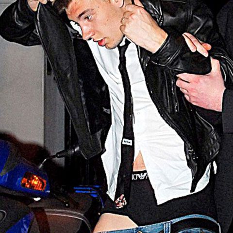 După dezastrul cu United, Bendtner a "sărbătorit" într-un club, de unde a ieşit "tun", doar într-o pereche de chiloţi!